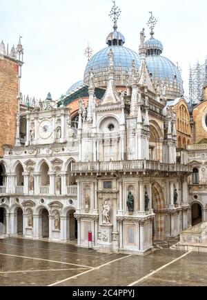 Dogenpalast oder Palazzo Ducale, Venedig, Italien.`s Es ist ein berühmtes Wahrzeichen von Venedig. `s prunkvolle Fassade des Dogenpalastes und der Kuppel der Markusbasilika`s dahinter Stockfoto